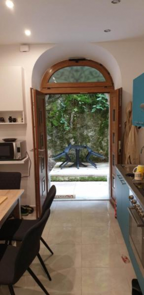 Apartment Kaza, center, free parking, external entrance